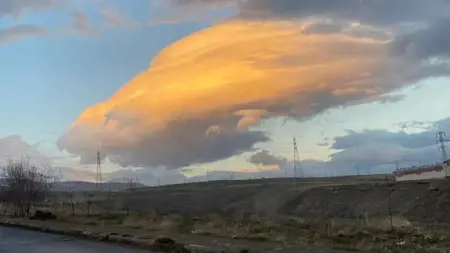  ظهور سحابة العدسة على "جبل سوفان"  شرقي تركيا