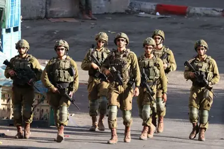 إصابة فلسطينيّين بينهم أطفال بالاختناق خلال اقتحام الاحتلال قرية المغيّر بالضفة
