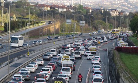 الكثافة المرورية في إسطنبول عقب انتهاء حظر تجول 82 ساعة