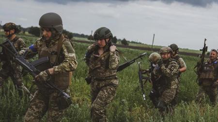 النساء الأوكرانيات يستعدن للمشاركة في الدفاع عن بلادهن