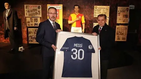 كان أهداه له.. وزير الرياضة التركي يتبرع بقميص ميسي من أجل متضرري الزلزال