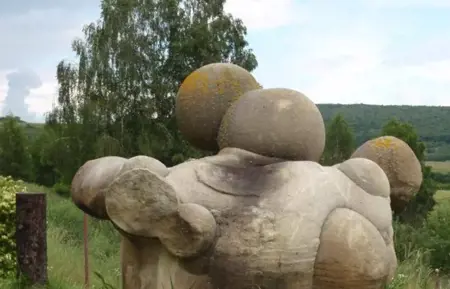 حيرت الزوار ..رومانيا تحتضن صخور تنمو وتتكاثر 