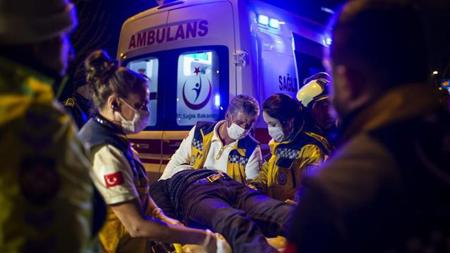 مصرع 4 أشخاص بينهما طفلان نتيجة انقلاب شاحنة فوق سيارة في باكيركوي باسطنبول