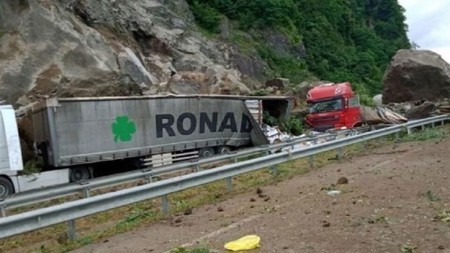سقوط صخور عملاقة فوق مجموعة من الشاحنات بتركيا