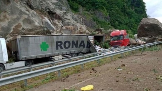سقوط صخور عملاقة فوق مجموعة من الشاحنات بتركيا