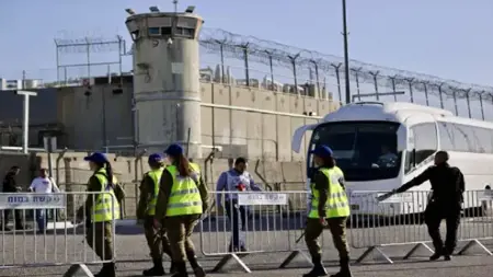 جنود الاحتلال يطلقون الغاز المسيل للدموع على فلسطينيين كانوا في انتظار خروج الأسرى