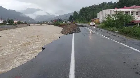 أمطار غزيرة تحدث انهيارات أرضية وفيضانات في ولاية آرتقين التركية