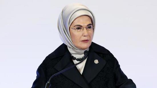 أمينة أردوغان تتبرع بالأضحية للهلال الأحمر التركي أمينة أردوغان تتبرع بالأضحية للهلال الأحمر التركي