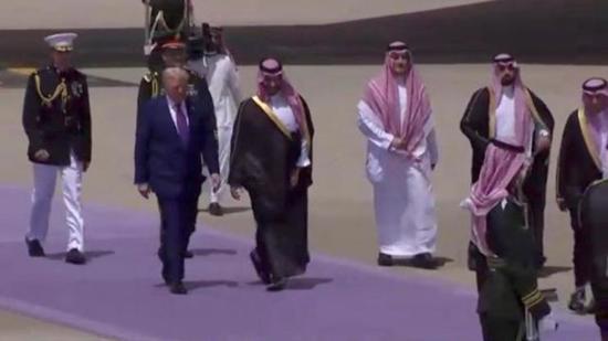 عاجل:الرئيس الأمريكي يصل إلى السعودية في أولى محطات جولته الشرق أوسطية