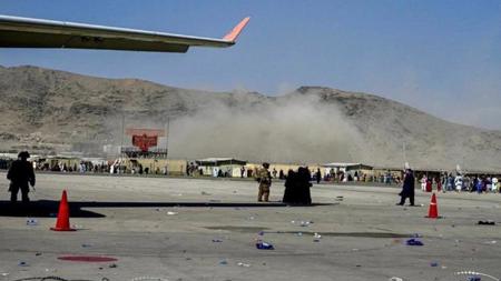 13 قتيلا على الأقل في تفجير انتحاري بمحيط مطار كابل