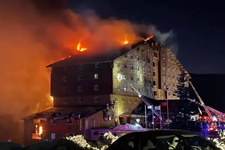 حريق يحاصر نزلاء فندق في إسطنبول.. والإنقاذ عبر السلالم