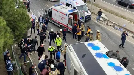 اسطنبول: حادث مروري متسلسل في سيليفري يسفر عن إصابة 27 شخصًا