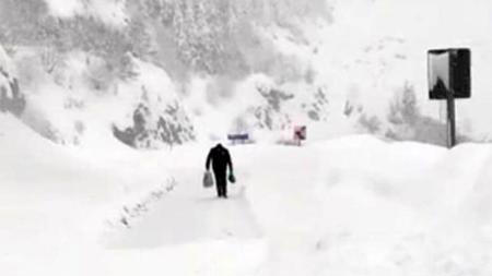 تركيا ..انهيار جليدي على الطريق السريع طرابزون - بايبورت