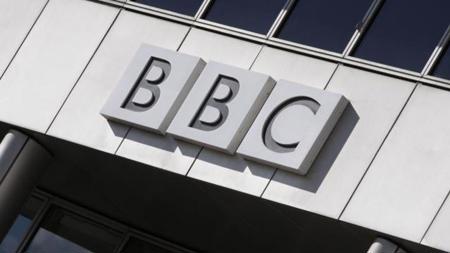 " بي بي سي" تسرح مئات الموظفين وتوقف بث الإذاعة العربية