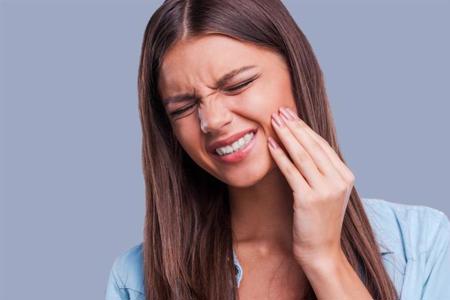طبيب يكشف أسباب زيادة ألم الأسنان في الليل
