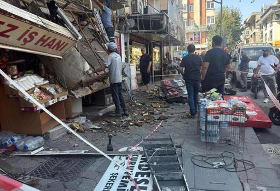 انهيار جزئي أثناء تركيب مكيف هواء في محل بغولجوك يصيب شخصين