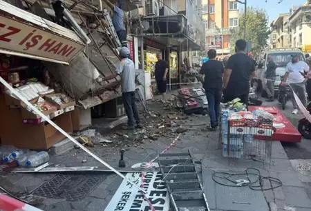 انهيار جزئي أثناء تركيب مكيف هواء في محل بغولجوك يصيب شخصين
