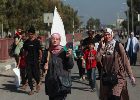 نزوح أهل غزة إلى جنوب القطاع حاملين رايات بيضاء لتجنب استهدافهم