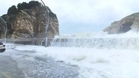 أمواج عملاقة تصل إلى طريق شيلا بولاية اسطنبول التركية