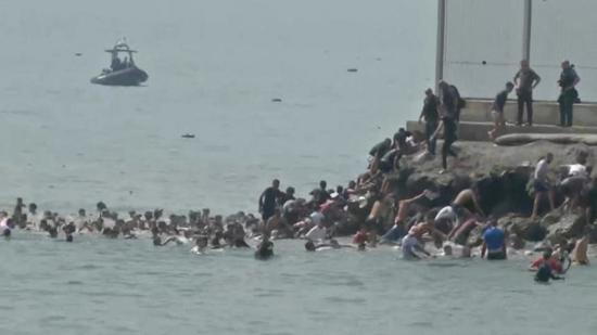 أكثر من 800 مهاجر يحاولون السباحة من المغرب إلى سبتة الإسبانية.. وإنقاذ المئات