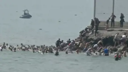 أكثر من 800 مهاجر يحاولون السباحة من المغرب إلى سبتة الإسبانية.. وإنقاذ المئات
