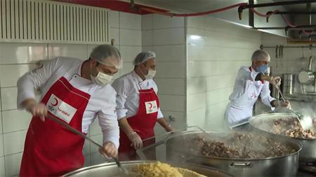 الهلال الأحمر التركي يجهز 12 ألف طاولة في أنقرة