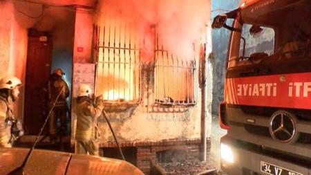 إنقاذ 4 أشخاص محاصرين في حريق بالفاتح
