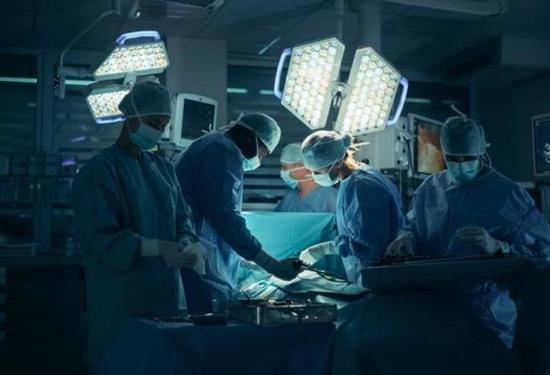للمرة الأولى عالمياً... إزالة ورم دماغي بمساعدة الذكاء الاصطناعي في غرفة العمليات