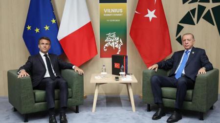 عاجل: أردوغان يلتقي نظيره الفرنسي ماكرون على هامش قمة الناتو في ليتوانيا