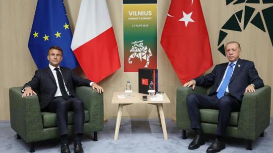 عاجل: أردوغان يلتقي نظيره الفرنسي ماكرون على هامش قمة الناتو في ليتوانيا