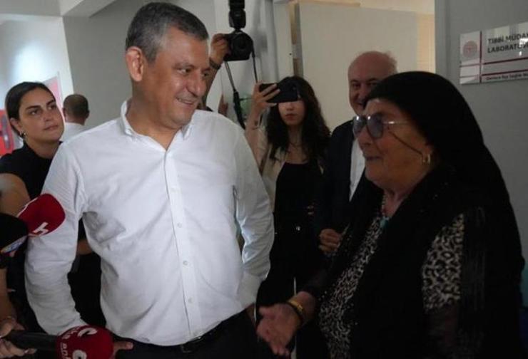 أوزغور أوزيل يعلّق بسخرية على سؤال مواطن حول كليتشدار أوغلو: «أيامه معدودة»