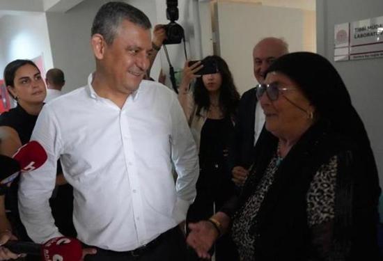 أوزغور أوزيل يعلّق بسخرية على سؤال مواطن حول كليتشدار أوغلو: «أيامه معدودة»