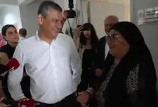 أوزغور أوزيل يعلّق بسخرية على سؤال مواطن حول كليتشدار أوغلو: «أيامه معدودة»