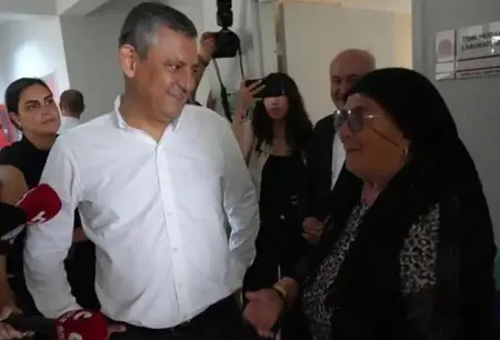 أوزغور أوزيل يعلّق بسخرية على سؤال مواطن حول كليتشدار أوغلو: «أيامه معدودة»