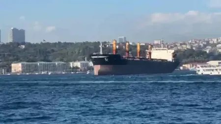 تعليق حركة السفن في مضيق البوسفور باسطنبول في كلا الاتجاهين