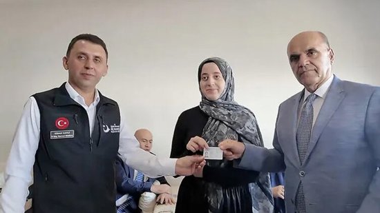 تسليم بطاقات هوية لأتراك آخيسكا استقروا في منازل جديدة بتركيا