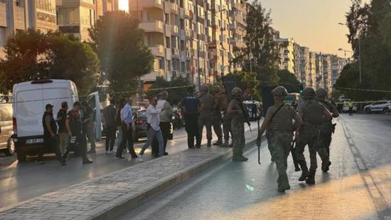 إنقاذ خمسة موظفين بعد احتجازهم رهائن داخل بنك في إزمير