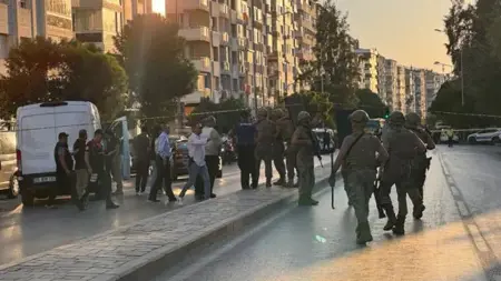 إنقاذ خمسة موظفين بعد احتجازهم رهائن داخل بنك في إزمير
