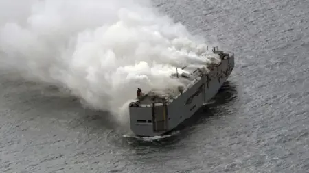 تحمل قرابة 3000 سيارة ..استمرار الحريق على متن سفينة شحن متجهة من ألمانيا إلى مصر