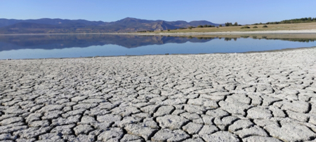 الجفاف يهدد إحدى أكبر بحيرات تركيا