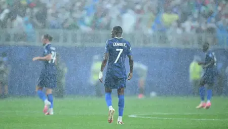 عاصفة رعدية توقف مباراة فرنسا والعراق في كأس العالم بعد هدف مبابي