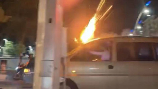 مشهد خطير: إطلاق ألعاب نارية من سيارة سائرة في موكب زفاف بإلازيغ