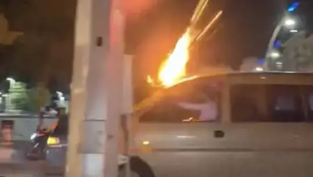 مشهد خطير: إطلاق ألعاب نارية من سيارة سائرة في موكب زفاف بإلازيغ