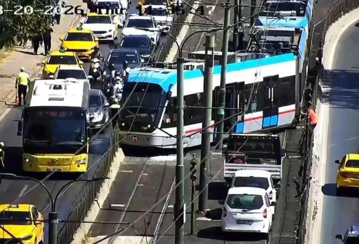 خروج ترامواي عن مساره في منطقة بيوغلو وسط إسطنبول وإجلاء الركاب