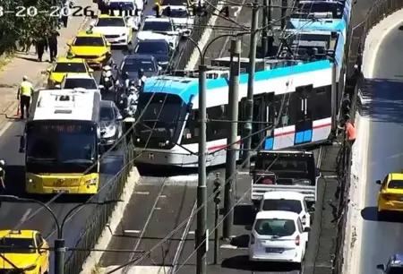 خروج ترامواي عن مساره في منطقة بيوغلو وسط إسطنبول وإجلاء الركاب