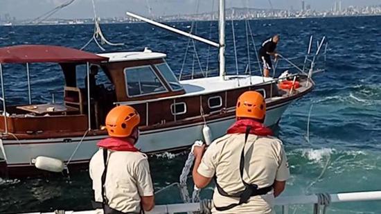إنقاذ 4 أشخاص على متن قارب عائم بإسطنبول