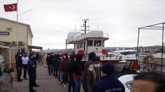 ضبط 193 مهاجرا غير نظامي على متن قارب صيد في تكيرداغ 