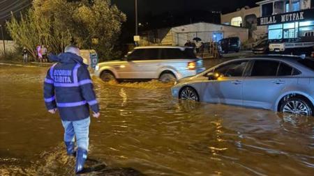 غزارة الأمطار تغمر منازل المواطنين في ولاية بودروم التركية