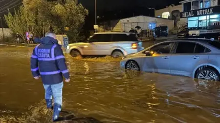 غزارة الأمطار تغمر منازل المواطنين في ولاية بودروم التركية