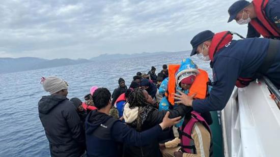 إنقاذ 30 مهاجرًا غير نظامي دفعتهم عناصر يونانية إلى المياه الإقليمية التركية